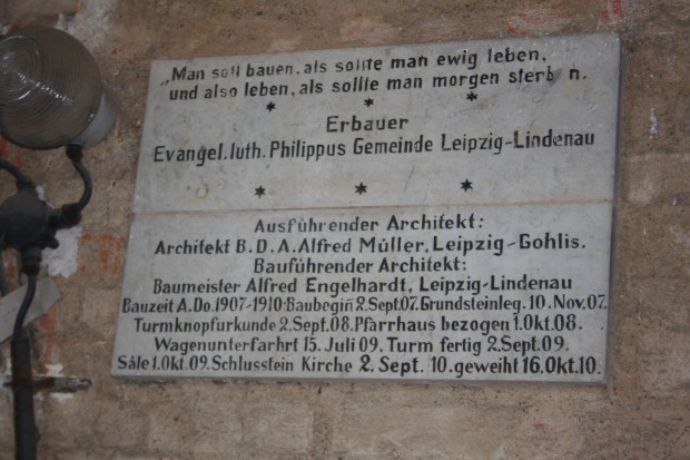 Bautafel im Turm der Philippus-Kirche. Foto: Ernst-Ulrich Kneitschel