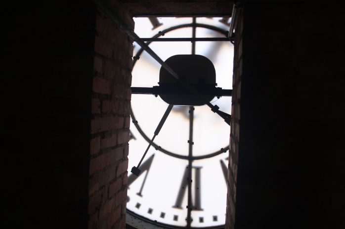 Blick aus dem Turm zum Zifferblatt der Uhr von Philippus. Foto: Ernst-Ulrich Kneitschel