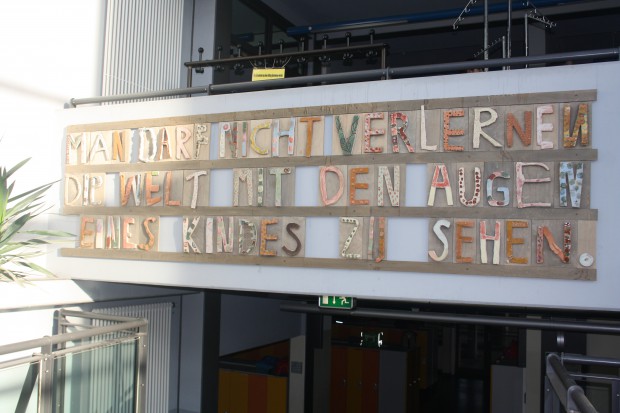 Eingangsberich Montessori-Schulzentrum. Foto: Ernst-Ulrich Kneitschel