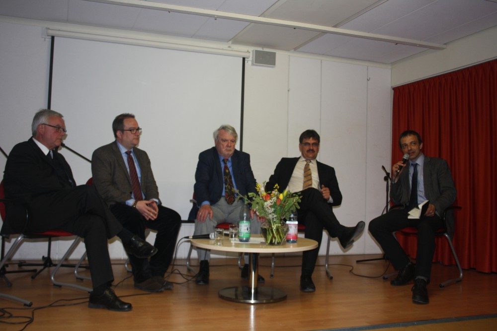 Podiumsdiskussion: (von links) Bischof Dr. Heiner Koch, Professor Dr. Dr. Holger Zaborowski, Professor Dr. Eckhard Nordhofen, Leiter der Bildungsagentur in Leipzig Ralf Berger. Moderation: Albrecht Voigt, Referent der Katholischen Akademie Dresden. Foto: Ernst-Ulrich Kneitschel