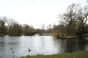 Frühlingsgefühle: Blick über den Teich im Johannapark im April 2015. Foto: Ralf Julke