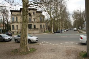 Hier müsste eine Querungshilfe hin: Einmündung der Ferdinand-Rhode-Straße in die Karl-Tauchnitz-Straße. Foto: Ralf Julke