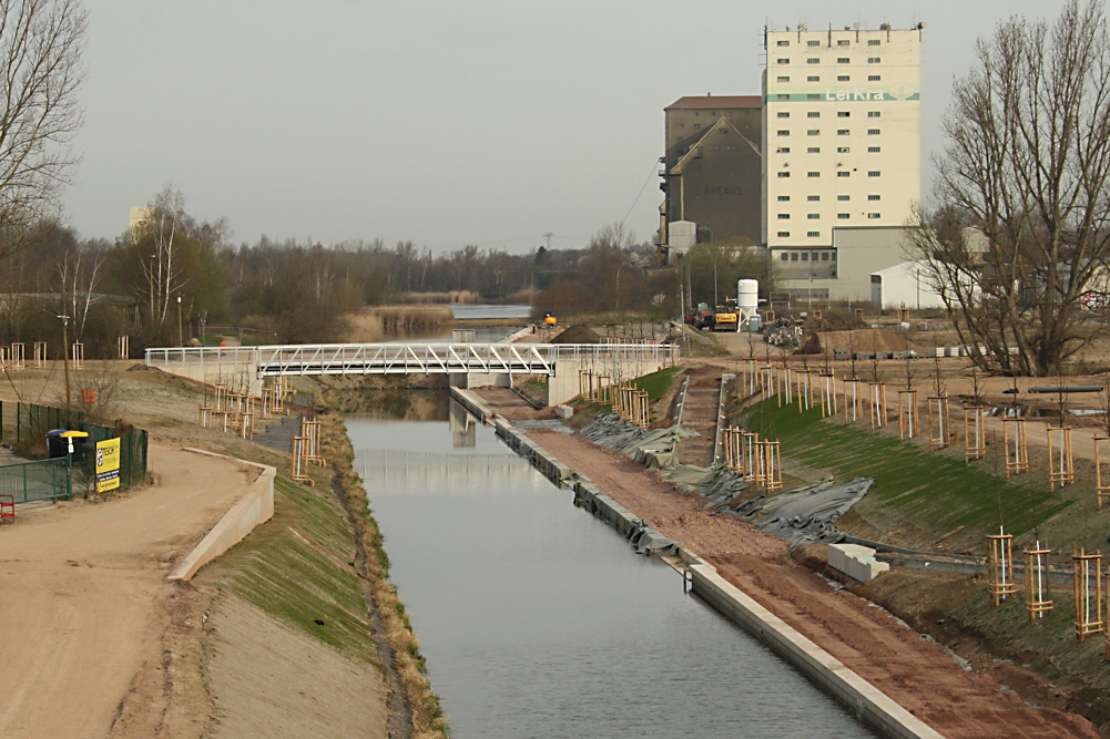 Die 22 Meter lange Aluminiumbrücke über dem gefluteten Verbindungskanal. Foto: Ralf Julke