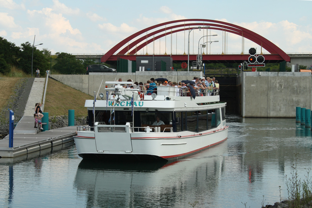 Die MS Wachau an der Kanuparkschleuse zwischen Markkleeberger und Zwenkauer See. Foto: Ralf Julke
