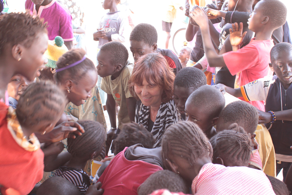 Kerstin Tenschert-Fuge inmitten der Schulkinder von Brufut. Foto: Privat