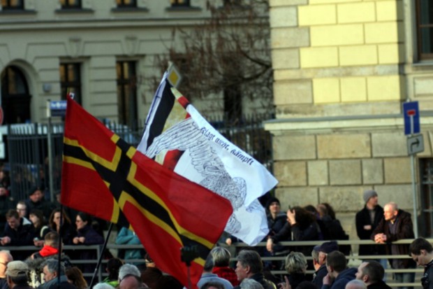 "Klagt nicht. Kämpft." Fahnen, die man sonst eher auf rechtsextremen Aufmärschen sieht, heute bei Legida in Leipzig. Foto: L-IZ.de