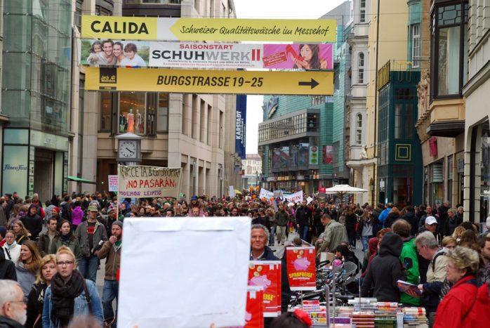 Kontraste am Karstadt - Shopping trifft auf Kapitalismuskritik