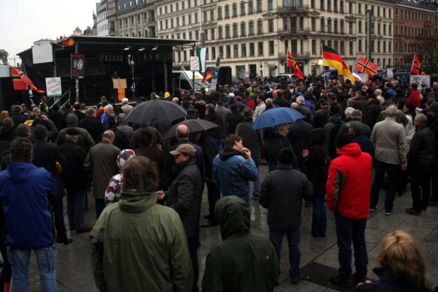 Legida ruft zu Spenden auf und gibt ein Konto zu treuen Händen an (hier am 27. April 2015 auf dem Simsonplatz). Foto: L-IZ.de