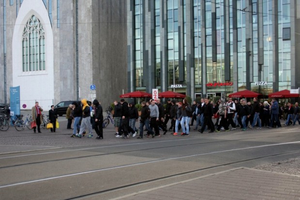Legida-Anhänger kommen gegen 18:30 Uhr über den Augustusplatz und laufen in Polizeibegleitung Richtung Simsonplatz. Foto: L-IZ.de
