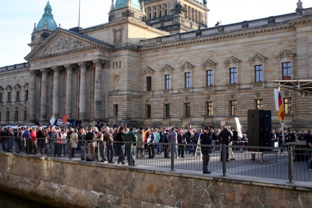 Legida mit rund 500 Teilnehmern am 20. April vor dem Bundesverwaltungsgericht auf dem Simsonplatz. Foto: L-IZ.de