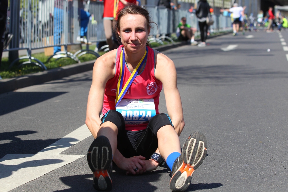 Erschöpft aber glücklich: Juliane Meyer (SC DHfK) schloss den ersten Marathon, den sie komplett auf Beton lief, als Siegerin ab. Foto: Jan Kaefer