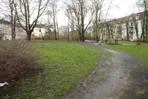 Grünfläche mit Tischtennisplatte an der Leopoldstraße. Foto: Ralf Julke