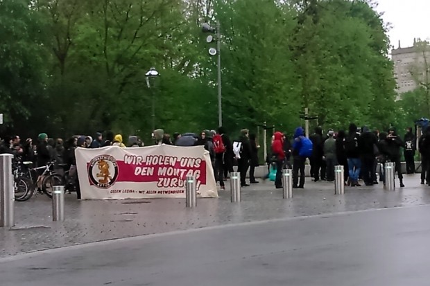 Etwa 100 Gegendemonstranten hete auf dem Leuschnerplatz bei "Refugees Welcome". Es regnet, es regnet ... Foto: L-IZ.de