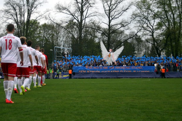 LOK Transparent beim Einlauf der Spieler. Foto: Alexander Böhm