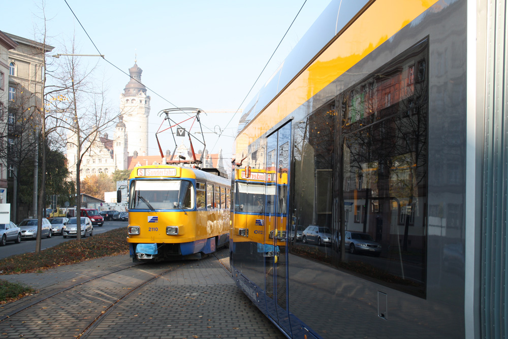 Straßenbahnen der LVB an der Haltestelle Windmühlenstraße. Foto: Ralf Julke