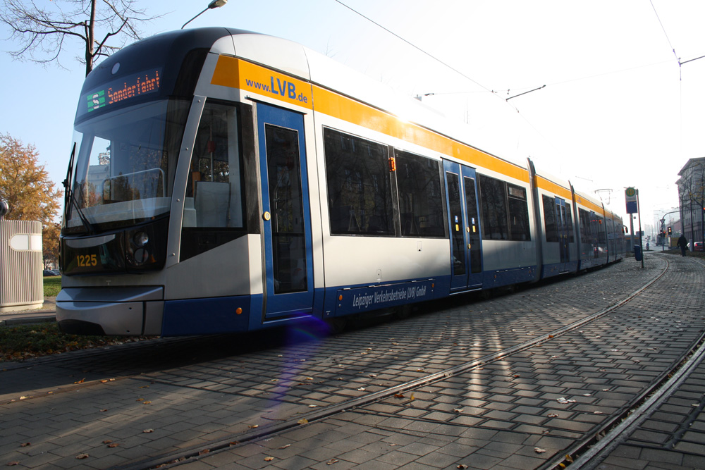 XXL-Straßenbahnzug der LVB.