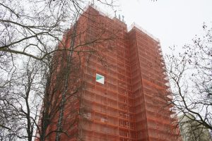 Auch die LWB saniert ihre Bestände - hier eine Hochhaussanierng von 2013. Foto: Ralf Julke