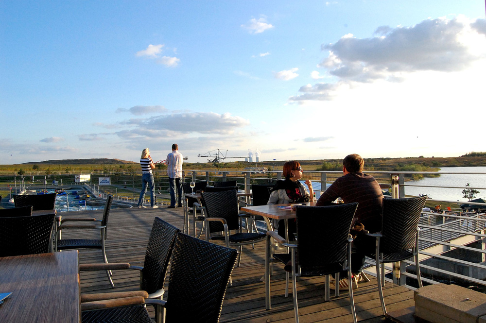 Terrasse am Markkleeberger See mit Blick zu Kanupark, Bergbautechnikpark und Kraftwerk Lippendorf. Foto: Matthias Weidemann
