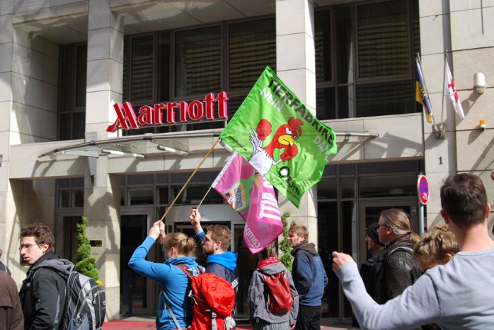 Massentierhaltung - Das Thema des BUND auf der TTIP-Demo