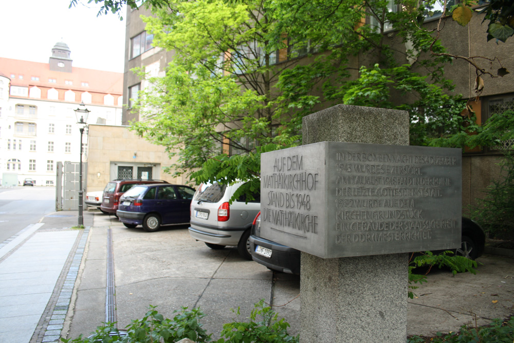 Das Denkmal für die 1948 abgerissene Matthäikirche. Foto: Ralf Julke