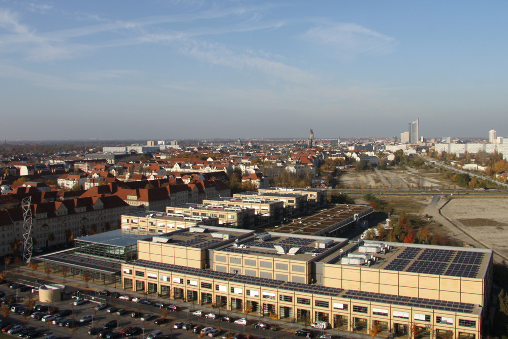 Blick auf die Media City mit der Leipziger Skyline im Hintergrund. Foto: Matthias Weidemann