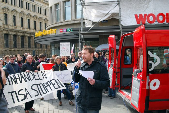 Mike Nagler (attac) bei seiner Rede via a vis der Deutschen Bank