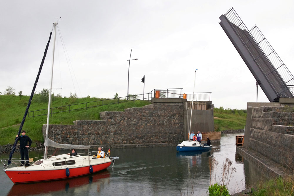 Die Hubbrücke, die den Uferrundweg des Markkleeberger Sees über den Verbindungskanal führt, wird ab nun regelmäßig bewegt. Foto: EGW