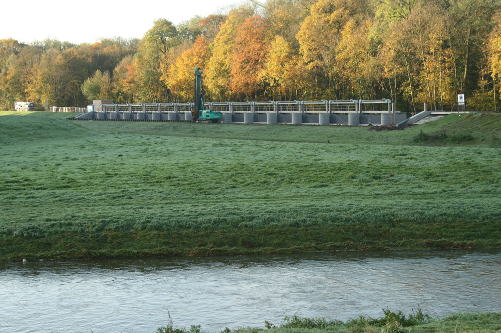 Das neu gebaute Nahleauslasswerk - im Vordergrund die Neue Luppe. Foto: Ralf Julke