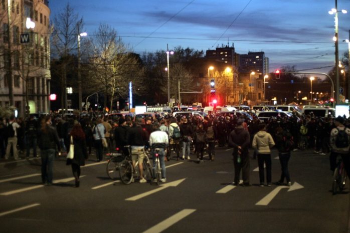 NoLegida harrte bis zum Schluss vor dem Neuen Rathaus aus
