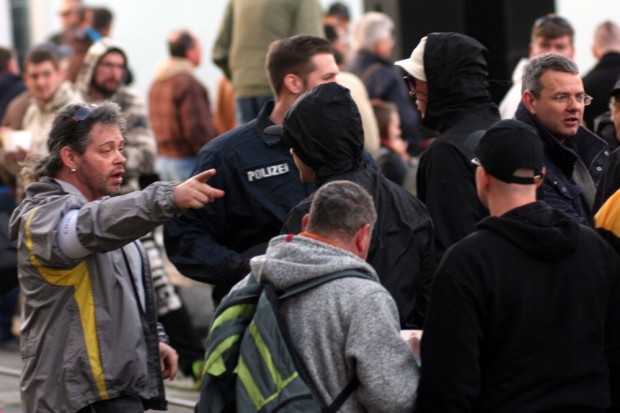 Kameraleute werden von Legida-Teilnehmer bedrängt. Erste Handgreiflichkeiten vor Polizeikräften. Ein Ordner muss mit Mühe Teilnehmer zurückhalten. Foto: L-IZ.de