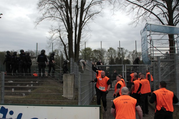 Ordner und Polizei muss intervenieren. Foto: Alexander Böhm
