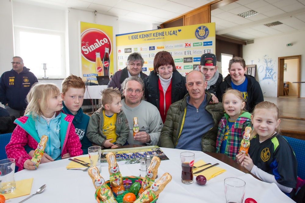 Auch Lok-Coach Heiko Scholz und Sport-Geschäftsführer Mario Basler nahmen sich Zeit für ihre Ostergäste. Foto: Bernd Scharfe