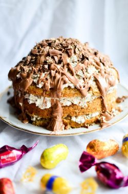 Haselnusskuchen mit Waffelsahne. Foto: Maike Klose