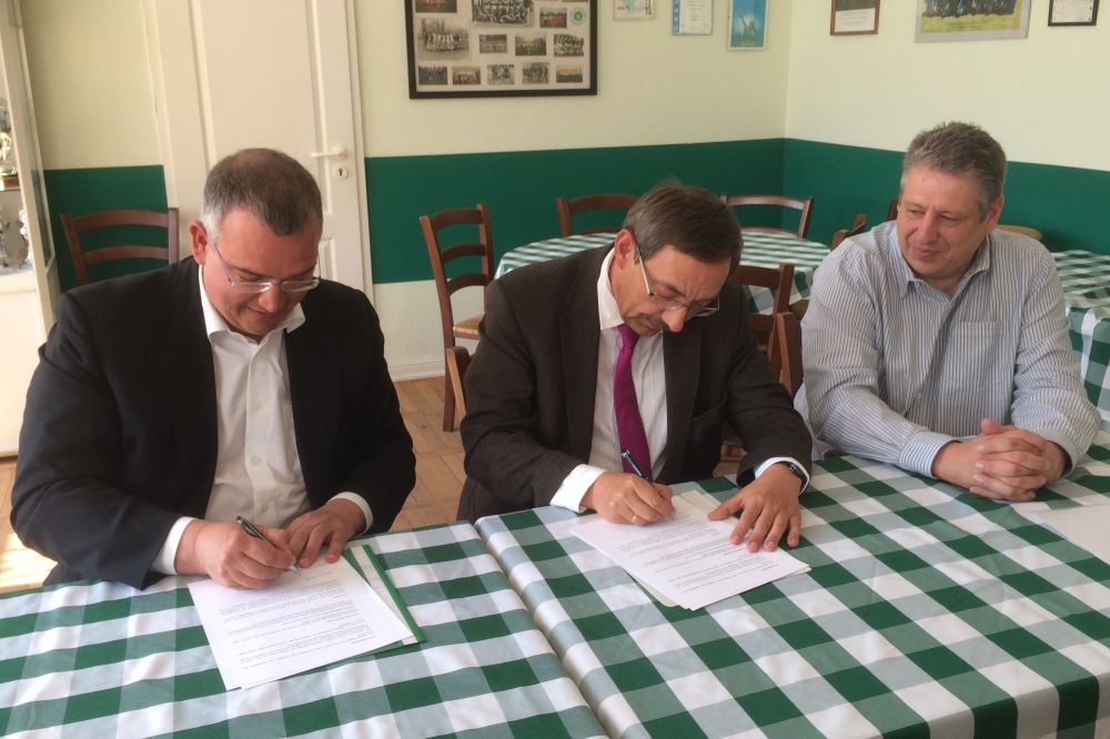 Christian Rocca (Präsident Eintracht Süd) und Bernd Wickfelder (Vorstand FFV) unterzeichnen die Kooperationsvereinbarung. Foto: FFV/ELS
