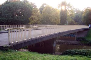 Im agra-Park wird die Brücke über die Pleiße am agra-Wehr bis zum August 2015 saniert. Foto: Halka Mogge
