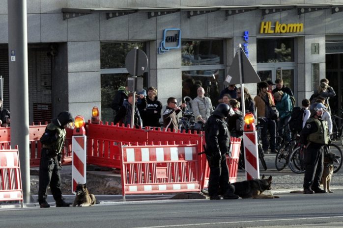 Polizei mit Hunden am Krahmerladen der FDP