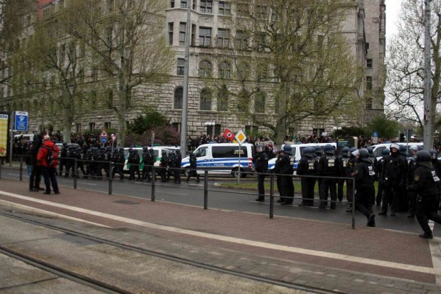 Die Polizei schirmt ab, der Gegenprotest beginnt am Neuen Rathaus. Foto: L-IZ.de