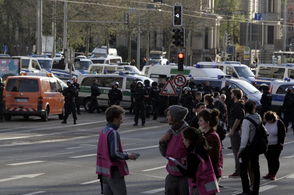 Einsatzbeamte auf dem Ring Höhe Harkortstraße. Foto: L-IZ.de