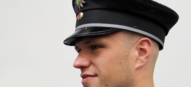 Sächsischer Polizist - hier bei der Neueinkleidung 2010. Foto: Matthias Weidemann