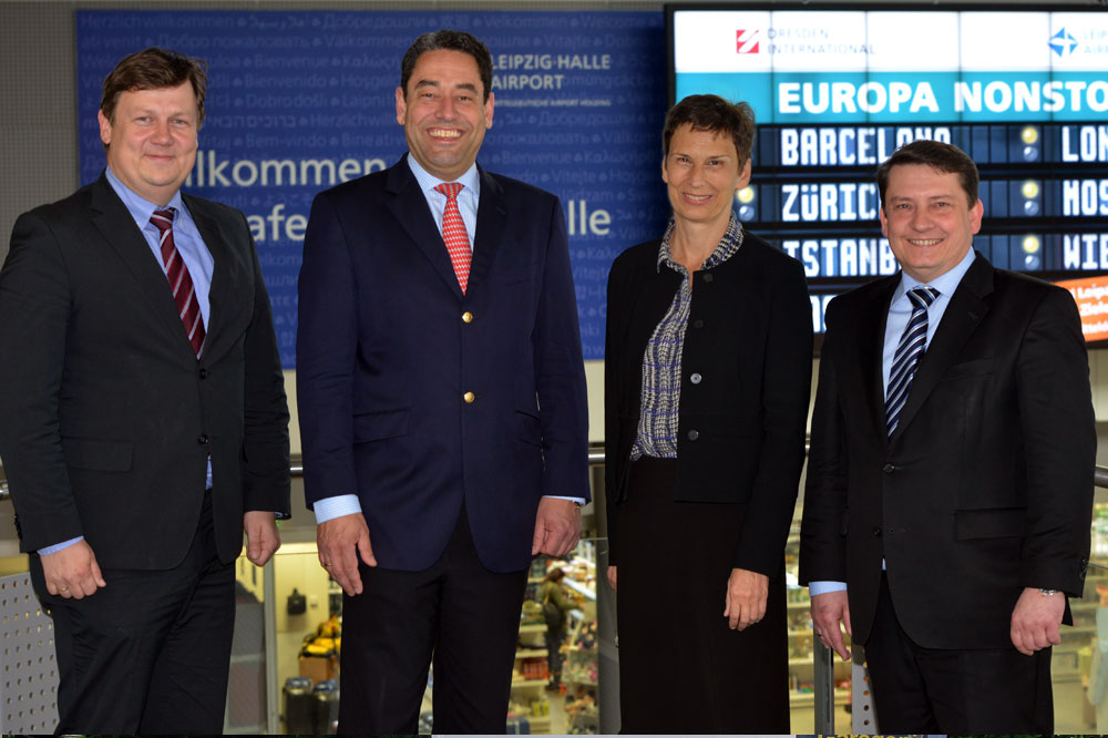 Markus Kopp (2.v.l.), Vorstand der Mitteldeutschen Flughafen AG, und Dierk Näther (1.v.r.), Geschäftsführer Flughafen Leipzig/Halle, empfangen Prof. Gesine Grande (2.v.r.) und Prof. Markus Krabbes (1.v.l.) anlässlich der Kooperationsunterzeichnung. Foto: Uwe Schoßig
