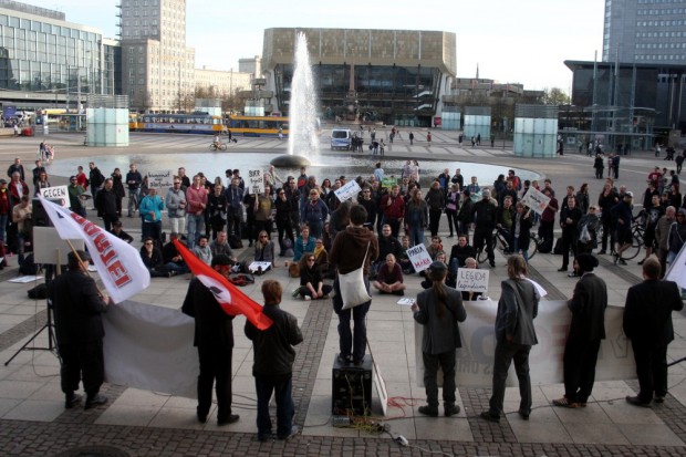 Endlich wieder vor der Oper: "Legida-Das Original" ist zurück am angestammten Platz auf dem Augustusplatz. Seit 18 Uhr halten die Verkünder von "Bier trinkt das Volk" ihre Demonstration ab. Foto: L-IZ.deOper auf den Augustusplatz