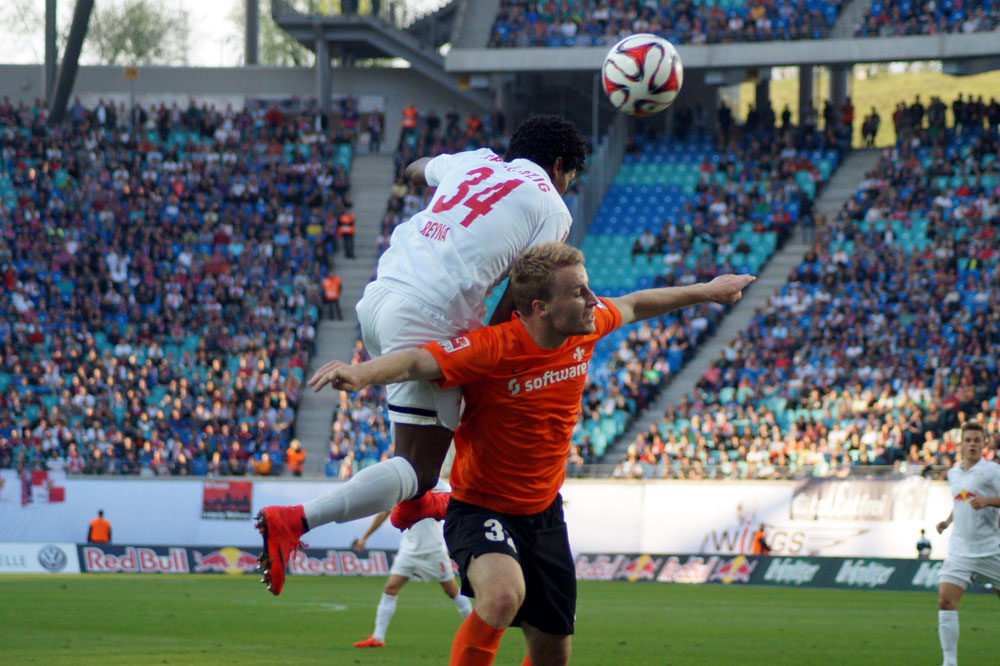 Yordy Reyna kommt im Kopfballduell nicht mehr an die Flanke heran. Foto: Henriette Fröhlich