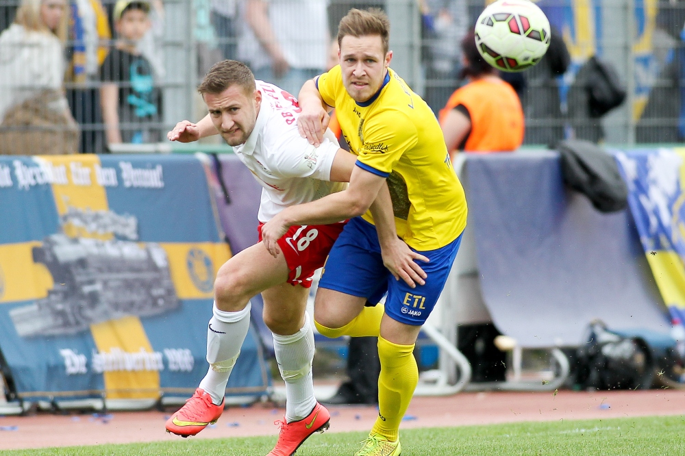 Kampf um den Ball zwischen Vincent Rabiega (RB II) und Marcel Trojandt (Lok). Foto: Bernd Scharfe