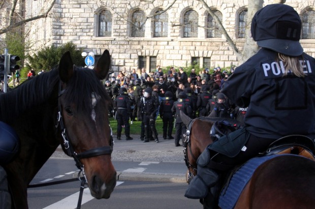 Reiterstaffel gegenüber dem Neuen Rathaus. Die Räumung der gegendemonstration steht kurz bevor. Foto: L-IZ.de