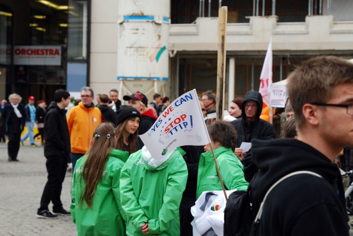 Rund 1500 sind gekommen, um TTIP zu stoppen