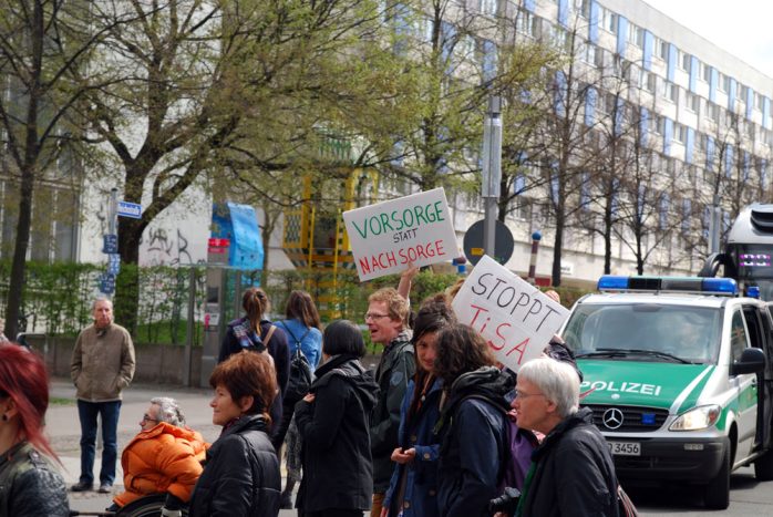 Schauen, staunen und sich wundern - viele Passanten ließen den Zug an sich vorübergehen