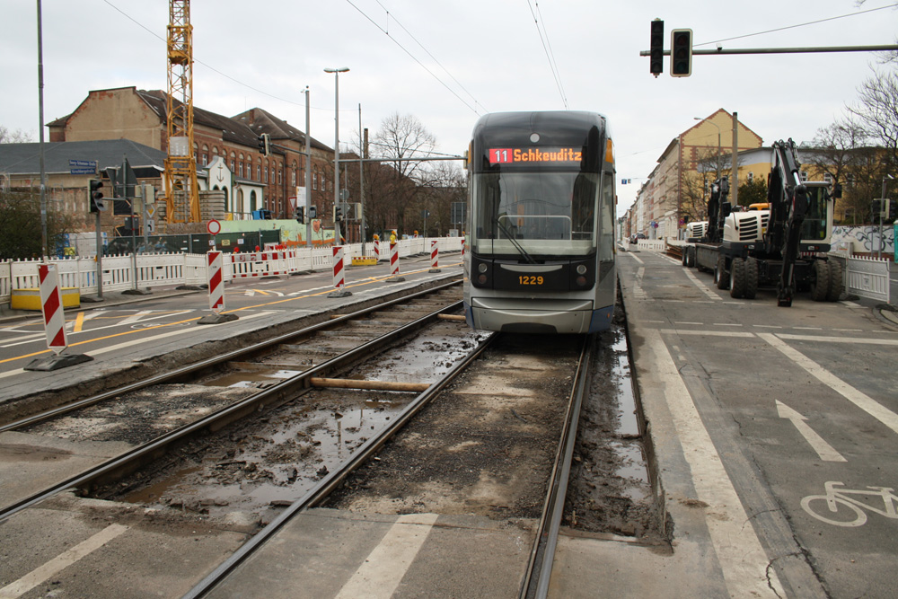 Straßenbahn Richtung Schkeuditz passiert die Baustelle an der Kirschbergstraße. Foto: Ralf Julke