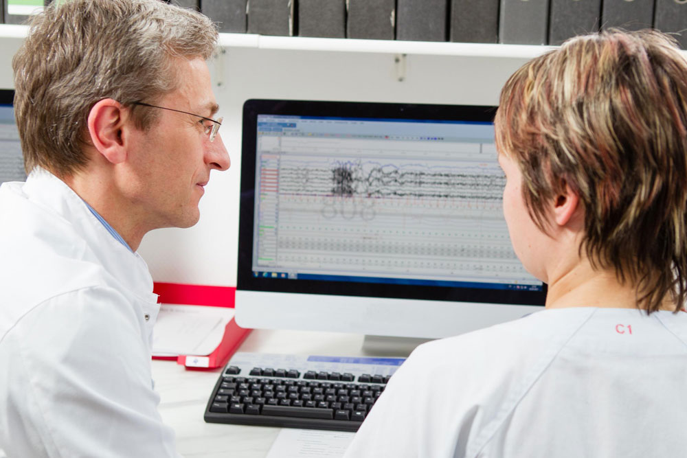 Chefarzt Dr. med. Thomas Köhnlein bei der Schlafauswertung mit einer Schwester. Foto: Klinikum St. Georg