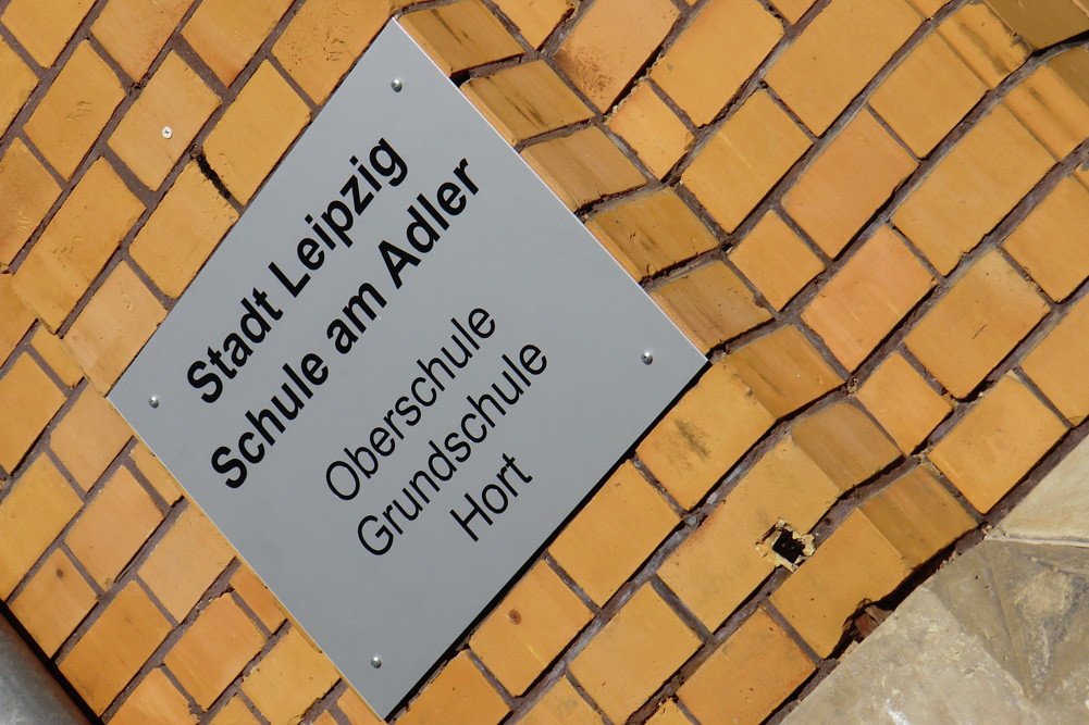 Über Schulqualität entscheiden nicht die geputzten Schilder, sondern die verfügbaren Lehrer. Foto: Marko Hofmann