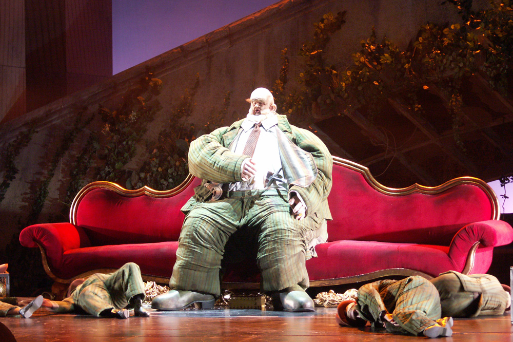 Fafner auf dem großen roten Sofa. Foto: Karsten Pietsch